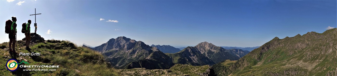 29 Dalla Cima di Mezzeno vista panoramica verso Arera, Menna,....jpg